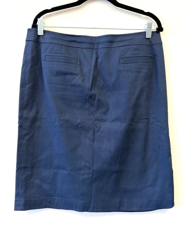 knee length Faux pockets