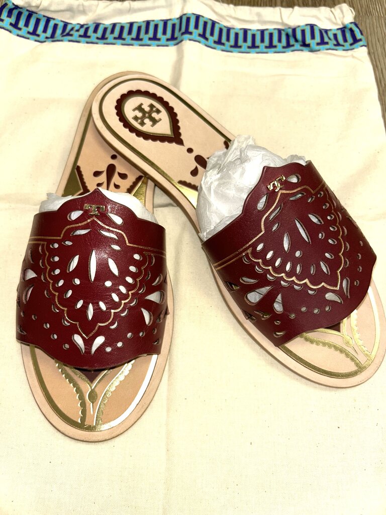 NWT Annika Sandals