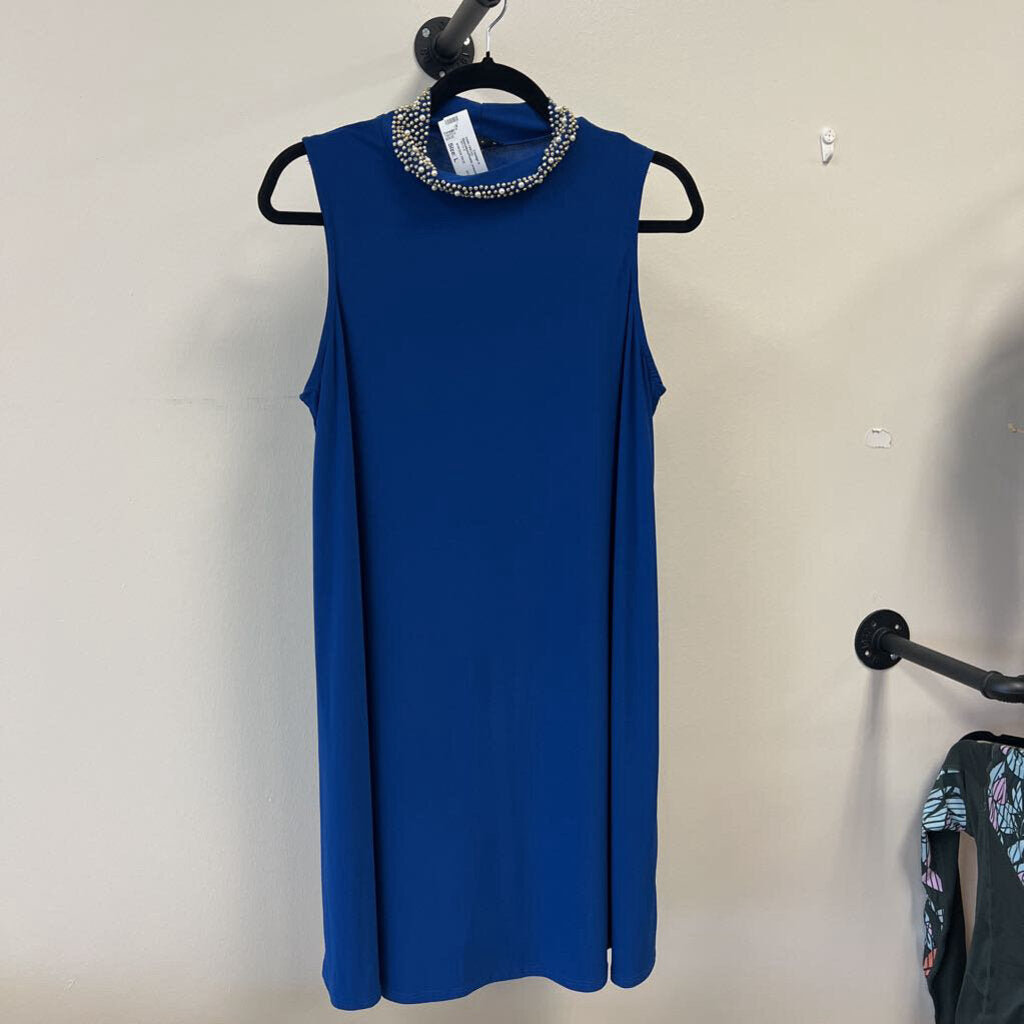 Sleeveless/Pearls around Neck