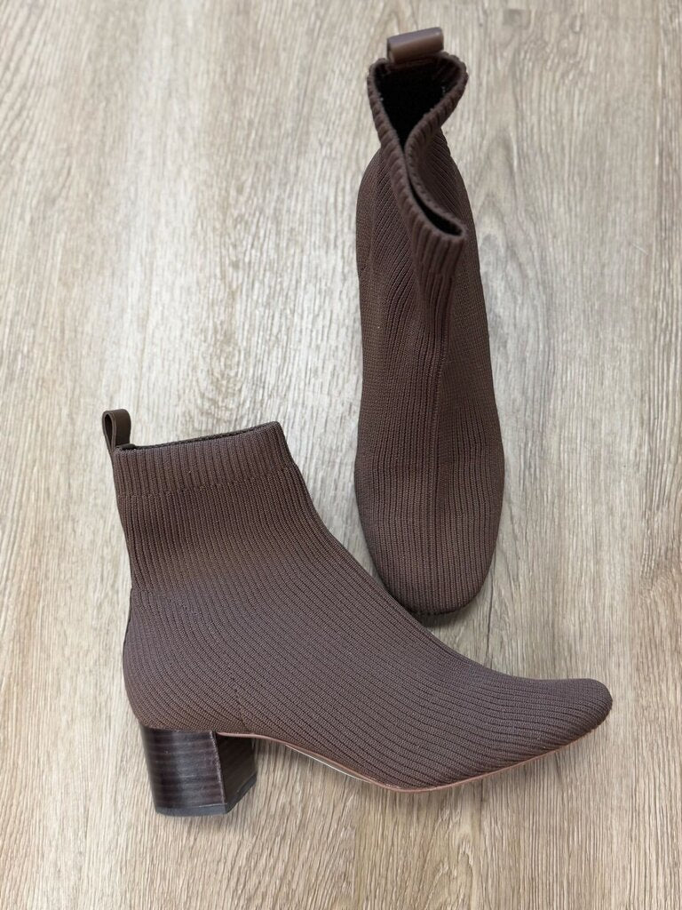 Ribbed Ankle Boots