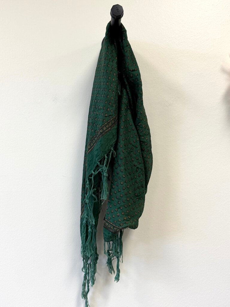 Scarf w/ fringe geometric dots
