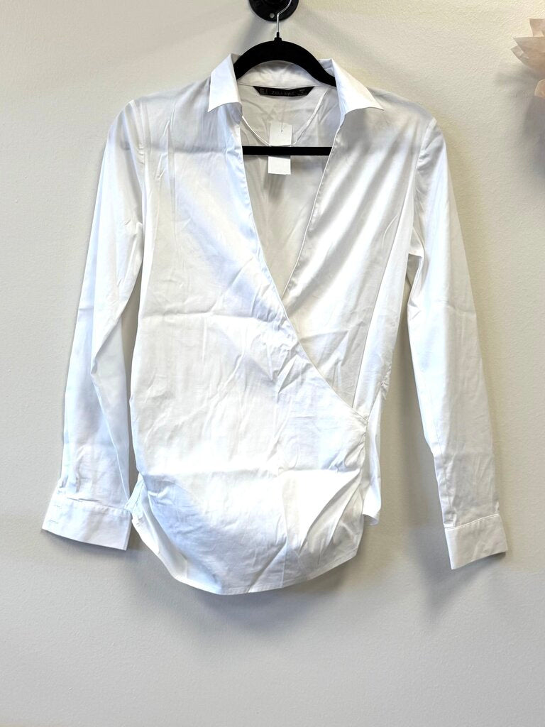 V-neck w/ Collar